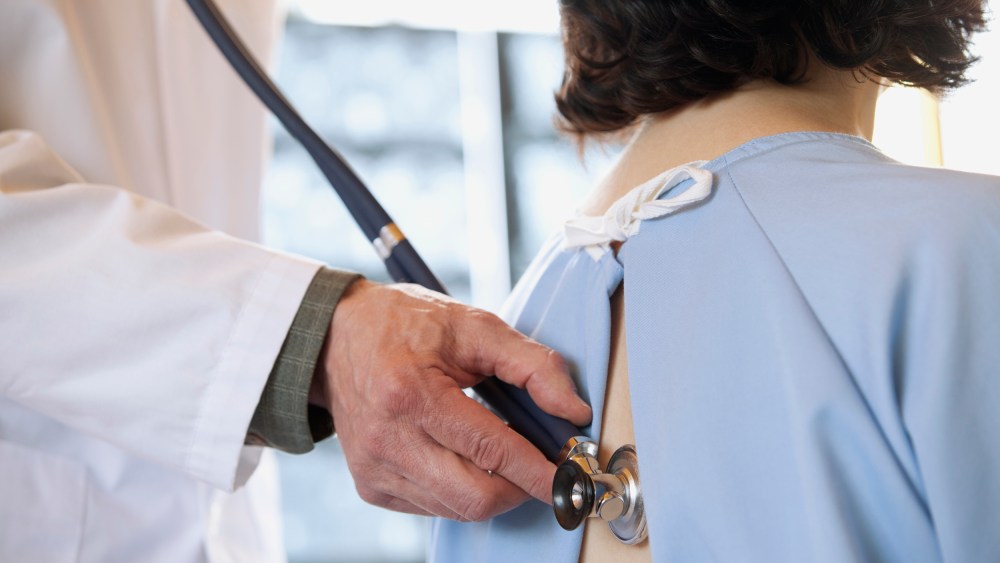Image: A doctor examines a patient with a stethescope