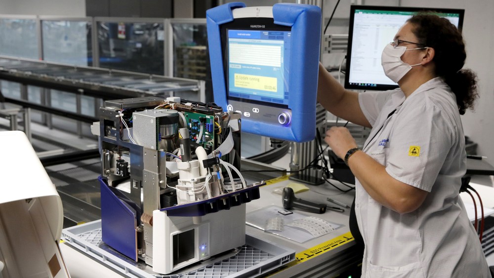 Image: An employee of Hamilton Medical AG tests a ventilator at a plant in Domat/Ems