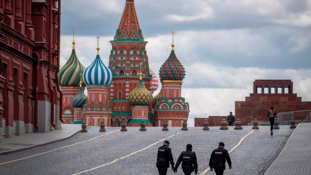 Image: Three policemen patrol Red Square in Moscow
