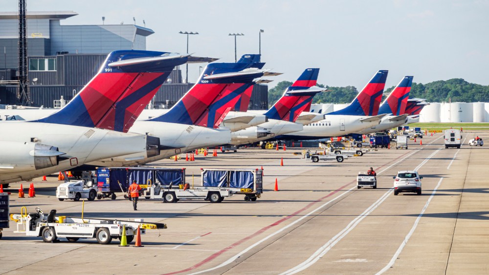 Georgia, Atlanta, Hartsfield-Jackson Atlanta International Airport, Delta Airlines, tarmac and aircraft service