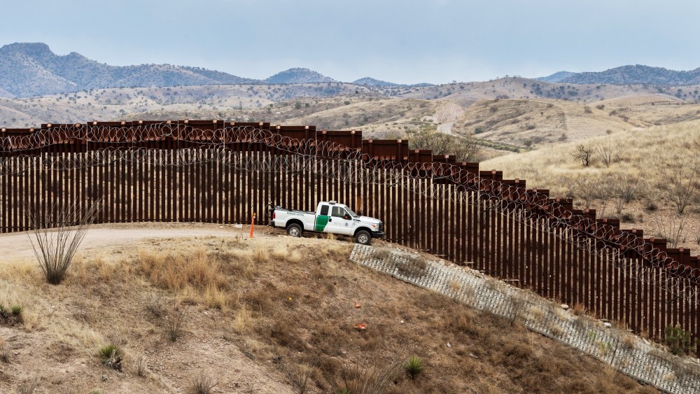 TOPSHOT-US-MEXICO-BORDER-FENCE