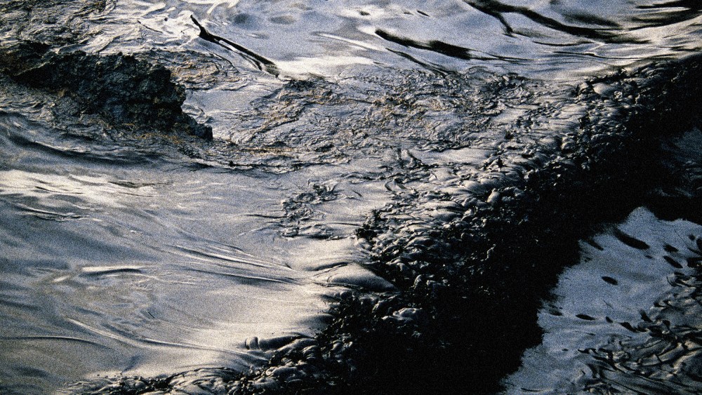 Image: Oil spill in the sea
