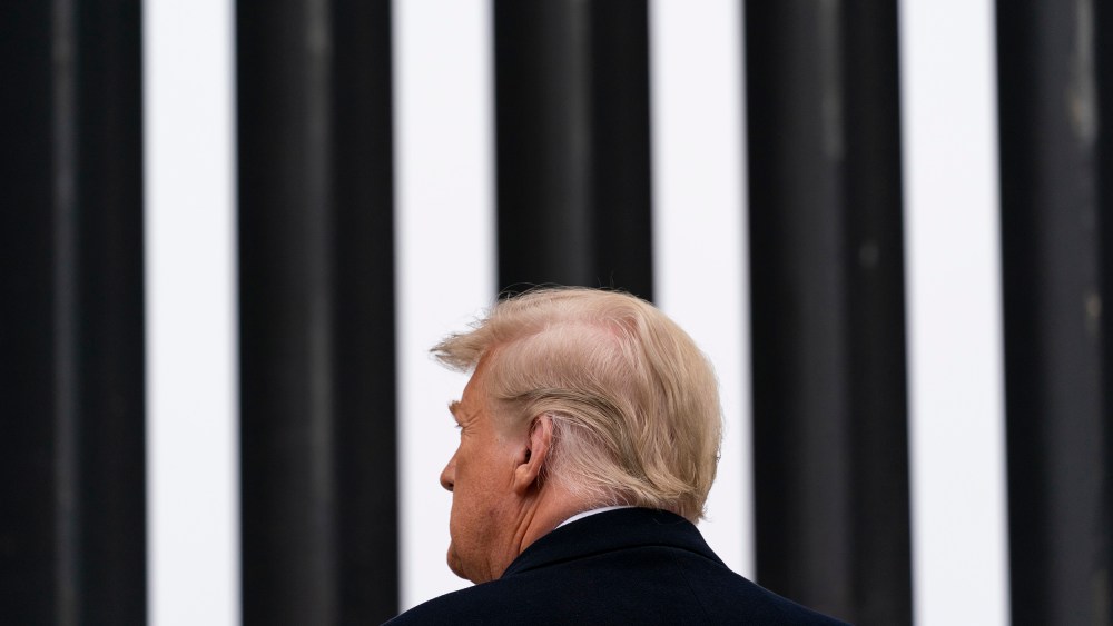 Image: Donald Trump looking at a section of the U.S.-Mexico border wall