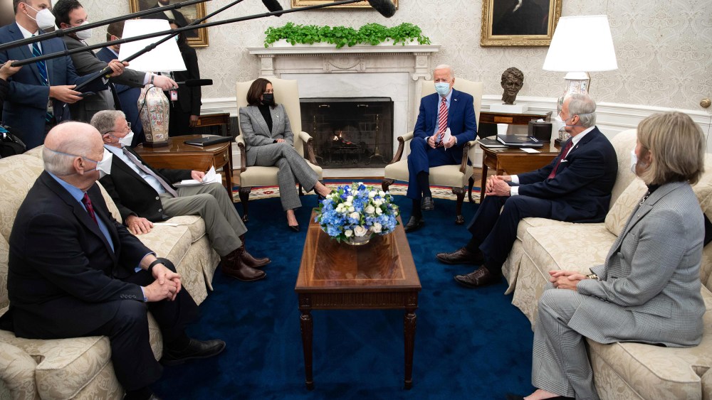 Image: Meeting on infrastructure investment at the Oval Office of the White House in Washington