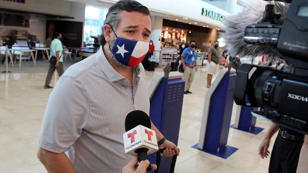 Image: U.S. Senator Ted Cruz (R-TX) speaks to the media at the Cancun International Airport before boarding his plane back to the U.S., in Cancun