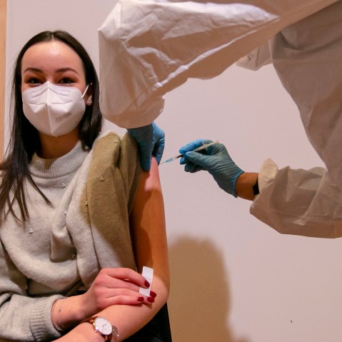 Image: A young woman is vaccinated with the Pfizer-BioNTech vaccine at SZentrum on March 11, 2021 in Schwaz, Austria.
