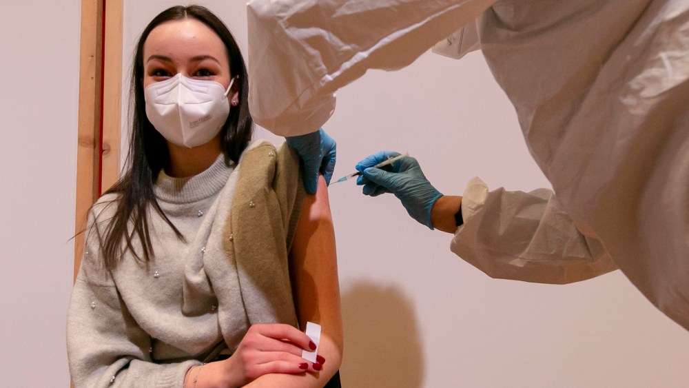 Image: A young woman is vaccinated with the Pfizer-BioNTech vaccine at SZentrum on March 11, 2021 in Schwaz, Austria.