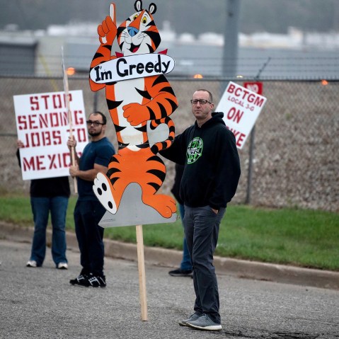 Image: First shift worker Travis Huffman joins other BCTGM Local 3G union members in a strike