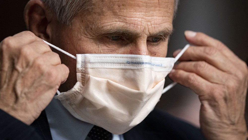Image: Anthony Fauci putting on a mask.