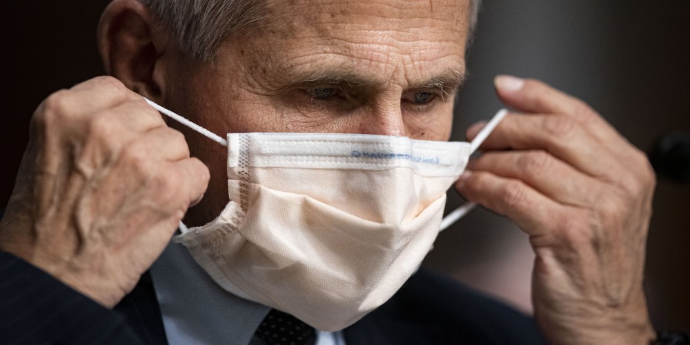 Image: Anthony Fauci putting on a mask.