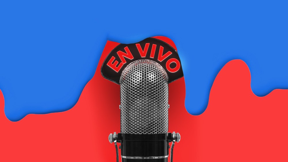 Photo illustration: Blue colored paint spilling over a microphone with the text, "En Vivo".