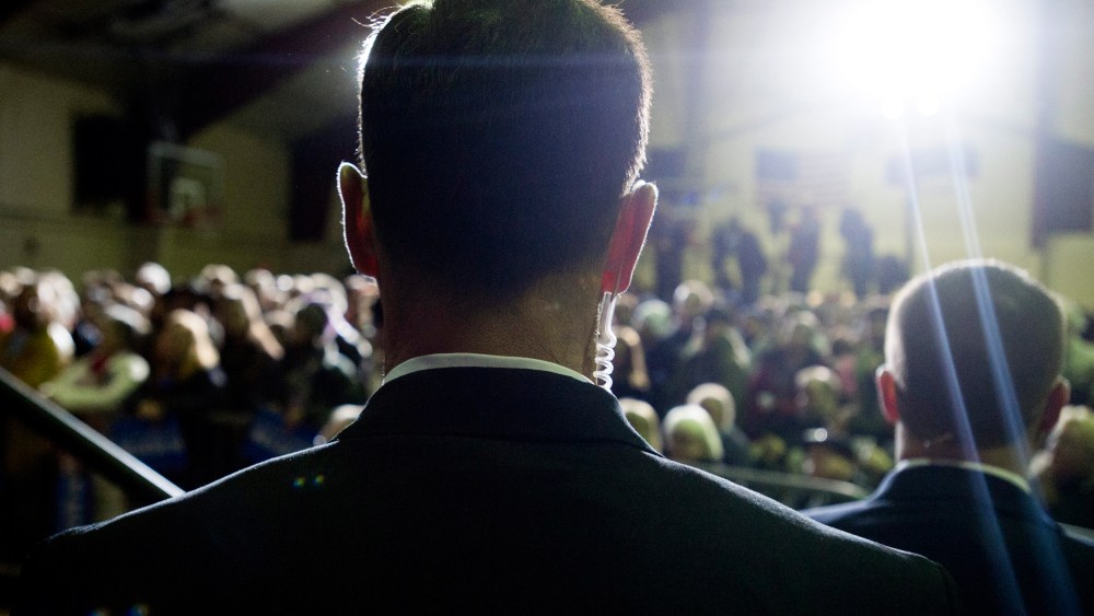 Image: Bernie Sanders campaigns Secret Service