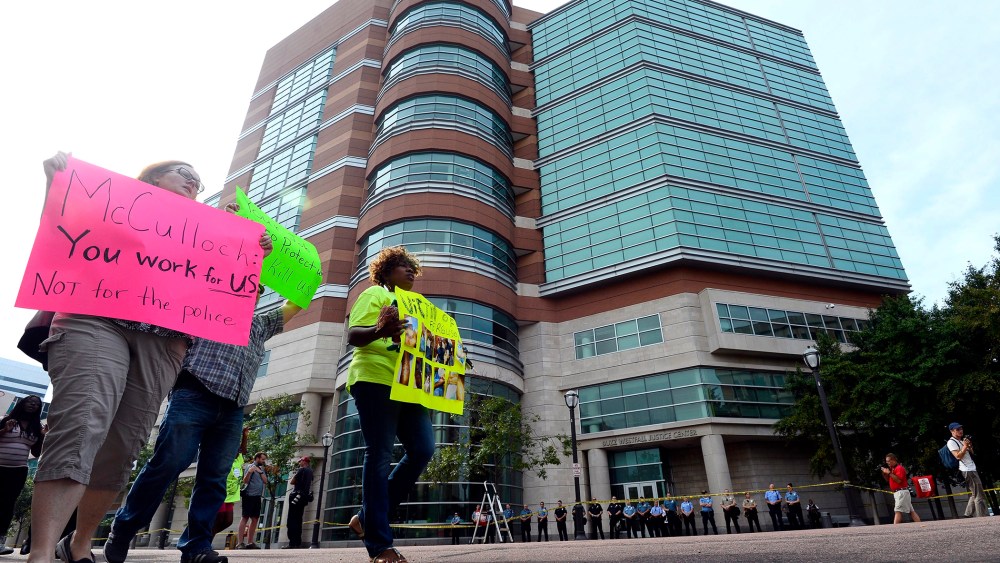 Image: Protests continue over Michael Brown shooting