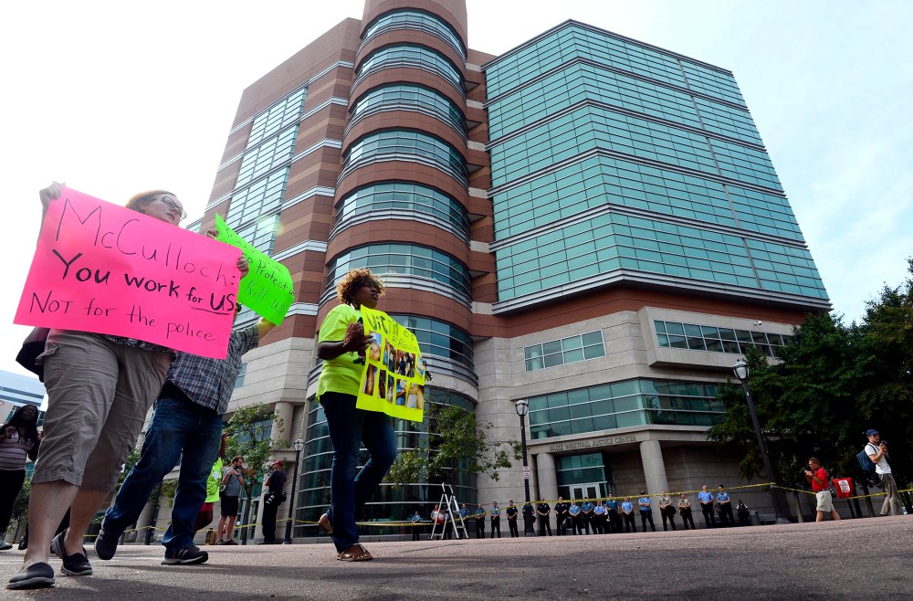 Image: Protests continue over Michael Brown shooting
