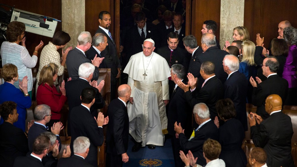 Pope Francis (C) enters the U.S. House of Representatives prior to a much anticipated speech to Congress in the U.S. Capitol in Washington D.C., on Sept. 24, 2015. (Photo by Jim Lo Scalzo/EPA)