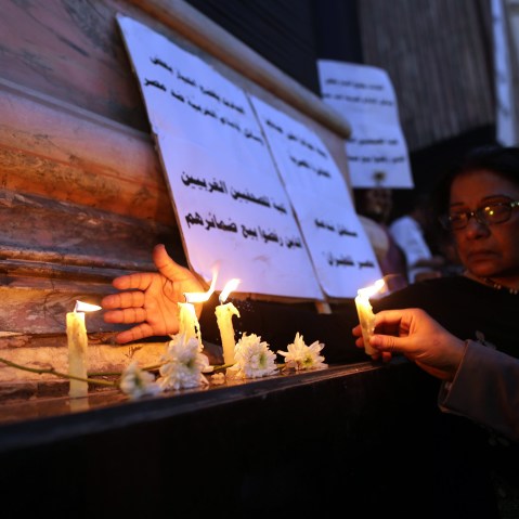 Egyptian Journalists light candles during a candlelight vigil for the victims of EgyptAir flight 804, in front of the Syndicate of Journalists in downtown Cairo, 24 May 2016. (Photo by Khaled Elfiqi/EPA)