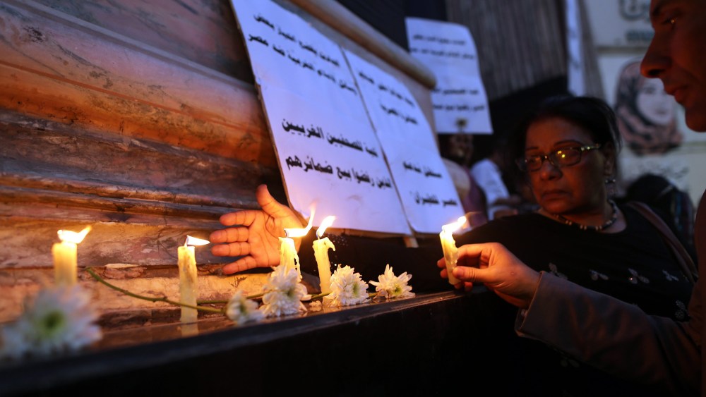 Egyptian Journalists light candles during a candlelight vigil for the victims of EgyptAir flight 804, in front of the Syndicate of Journalists in downtown Cairo, 24 May 2016. (Photo by Khaled Elfiqi/EPA)