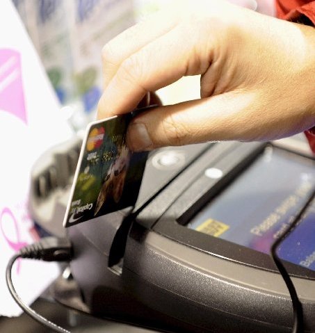 File photo:  A person uses a credit card to complete a purchase at a Best Buy store in New York, New York, USA, on 09 December 2008. (Photo Credit: Justin Lane/EPA)