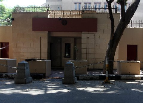 The closed US Embassy in Cairo, Egypt, August 4, 2013. The USA issued a warning to its citizens and travelers following message intercepts by senior al-Qaida members discussing attacks against American targets. (Photo by: Khaled Elfiqi/EPA)
