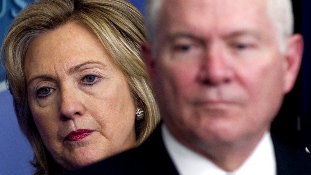 US Secretary of Defense Robert Gates (R)