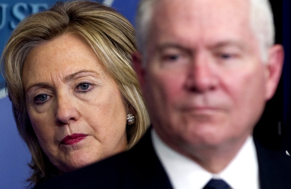 US Secretary of Defense Robert Gates (R)