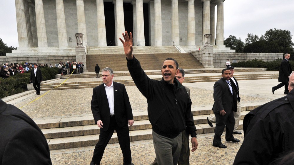 US President Barack Obama visits the Lincoln Memorial