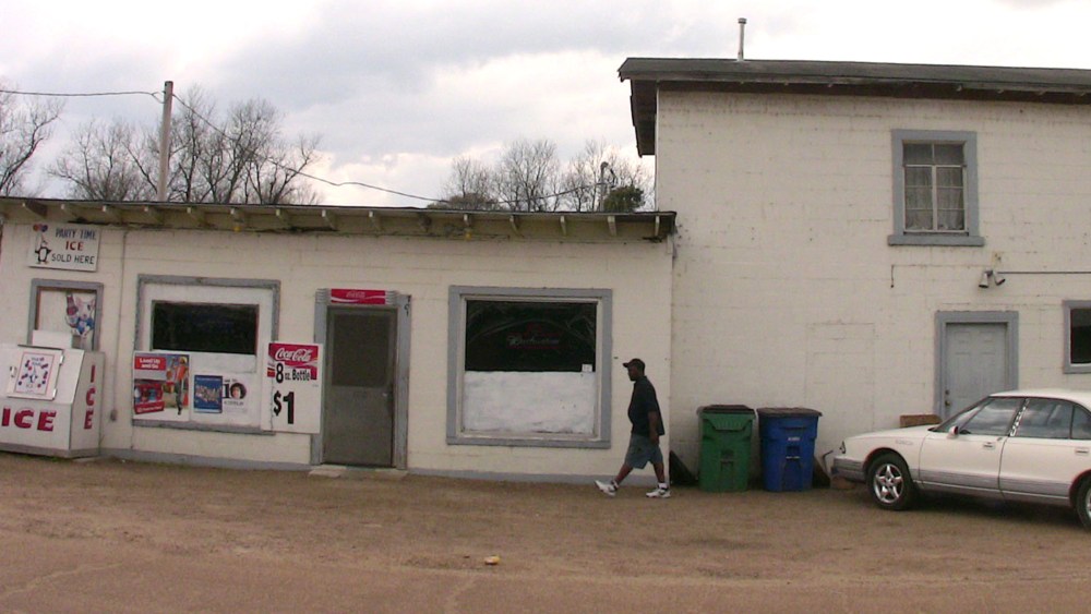 One of the few businesses in Midnight, Mississippi, located in Humphreys County, is a convenience store.