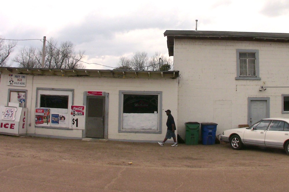 One of the few businesses in Midnight, Mississippi, located in Humphreys County, is a convenience store.