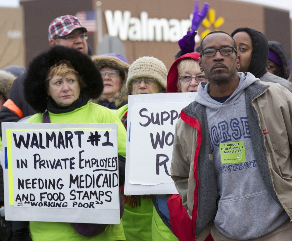 Protesters demonstrate outside a Walmart store in Chicago November 23, 2012. (REUTERS/John Gress)