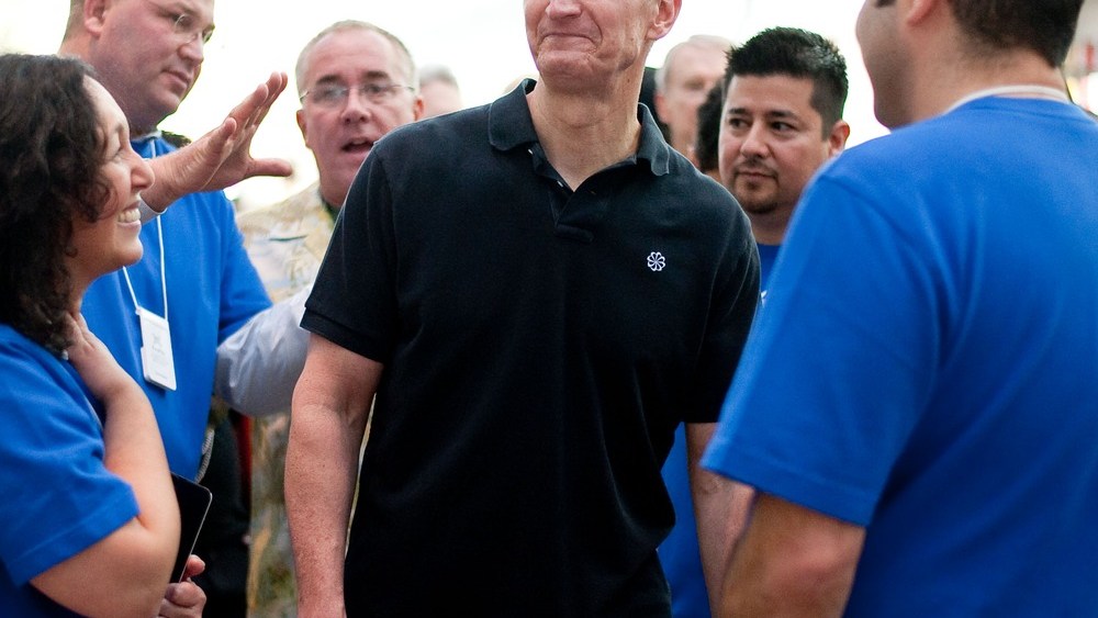 In this handout image provided by Apple, Apple store employees greet CEO Tim Cook at the new Apple Store on October 27, 2012 in Palo Alto, California. (Photo by Don Feria/Apple via Getty Images)