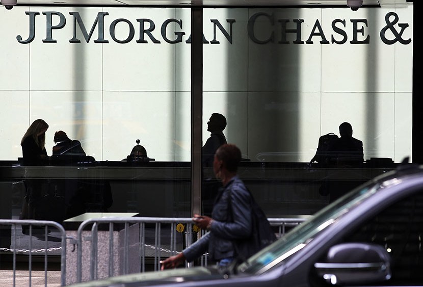 People pass a sign for JPMorgan Chase & Co. at it's headquarters in Manhattan on October 2, 2012 in New York City.  (Photo by Spencer Platt/Getty Images)