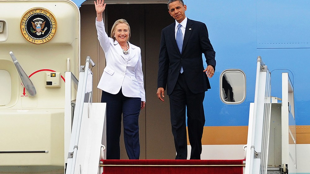 US President Barack Obama and Hillary Clinton wave on arrival at the Yangon International Airport, Nov. 19, 2012.