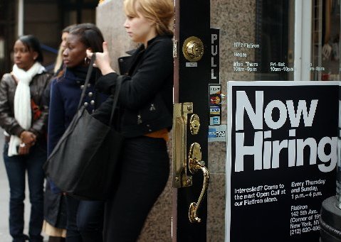 People wait in line outside an American Apparel store December 4, 2008 in New York City. (Photo by Spencer Platt/Getty Images)