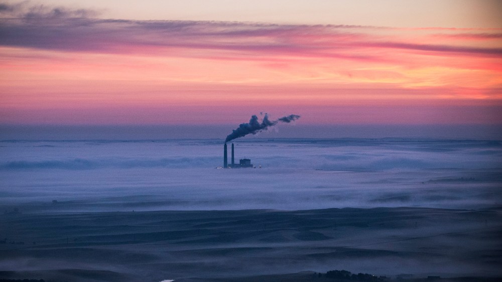 A coal-burning energy plant is seen in the early morning hours of July 30, 2013 near Bismarck, North Dakota. (Photo by Andrew Burton/Getty)