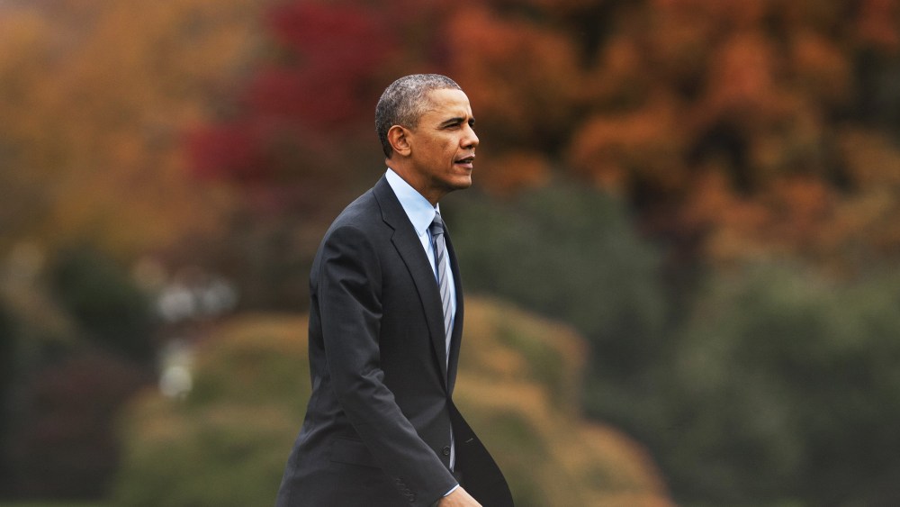 US President Barack Obama walks from Marine One after arriving at the White House, November 5, 2013.