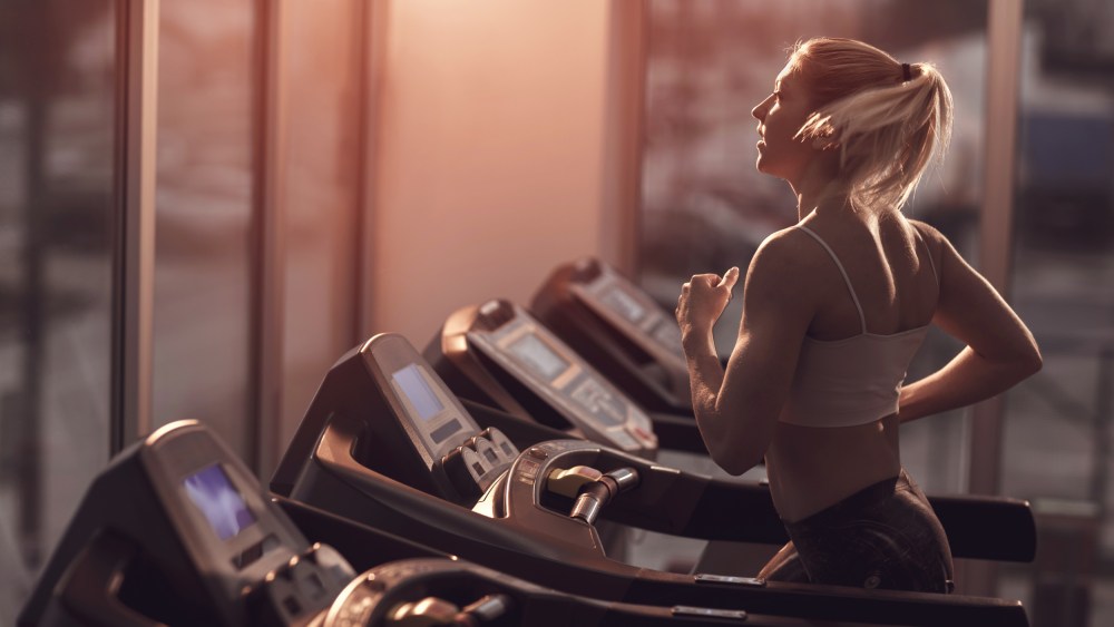 Image: Woman jogging on a treadmill