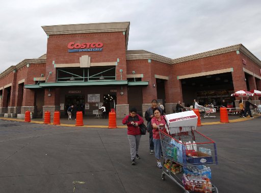 Shoppers push a trolley outside a Costco Wholesale store in Los Angeles, California March 6, 2013. (REUTERS/Mario Anzuoni)