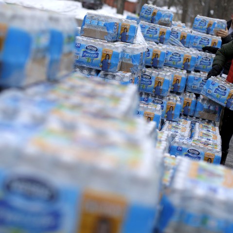 Volunteers distribute bottled water to help combat the effects of the crisis when the city's drinking water became contaminated with dangerously high levels of lead in Flint, Mich., March 5, 2016. (Photo by Jim Young/Reuters)