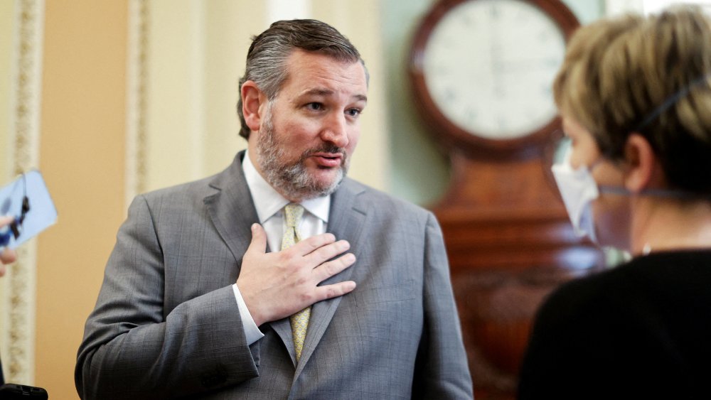 Image: FILE PHOTO: U.S. Senator Cruz talks to reporters at the U.S. Capitol in Washington