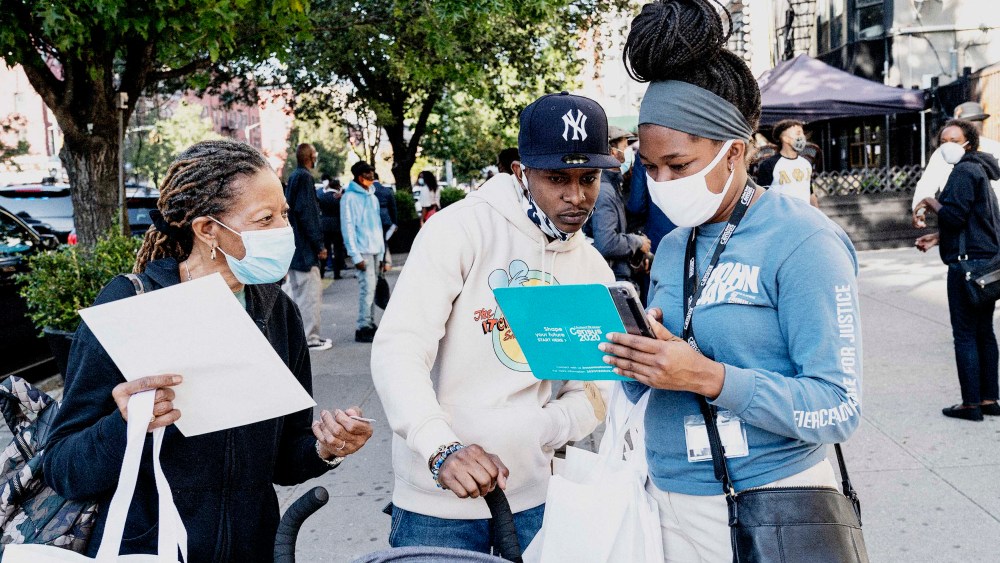 Census 2020 employees helps New Yorker fill census form