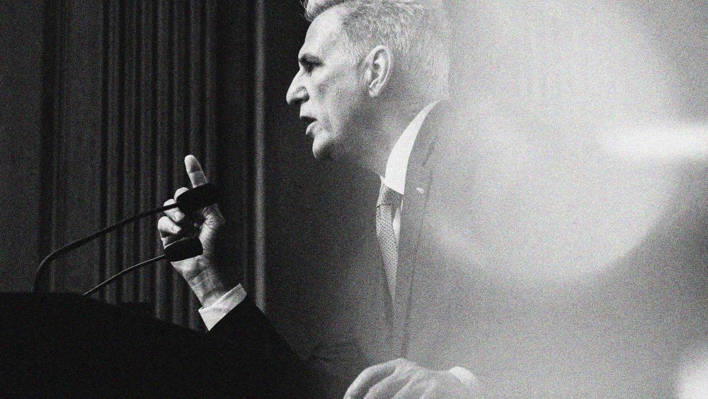 Kevin McCarthy speaks to members of the media from a podium.