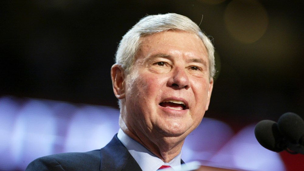 Sen. Bob Graham (D-FL) addresses the third session of the De
