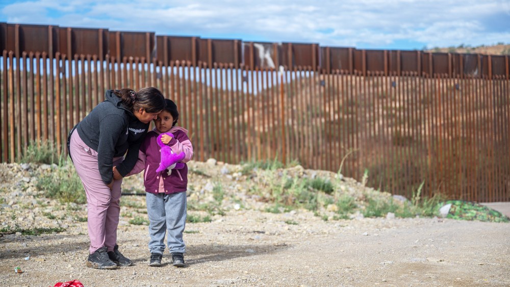 Image: mother daughter migrants child