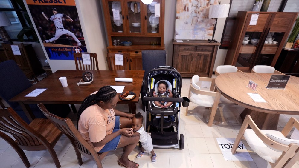 Image: family children baby cooling shelter