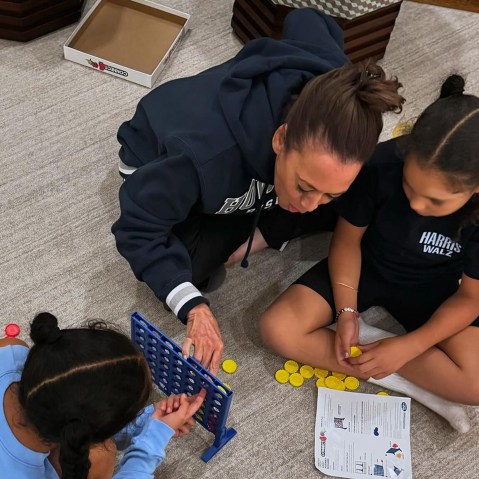 Kamala Harris plays Connect 4 with her family