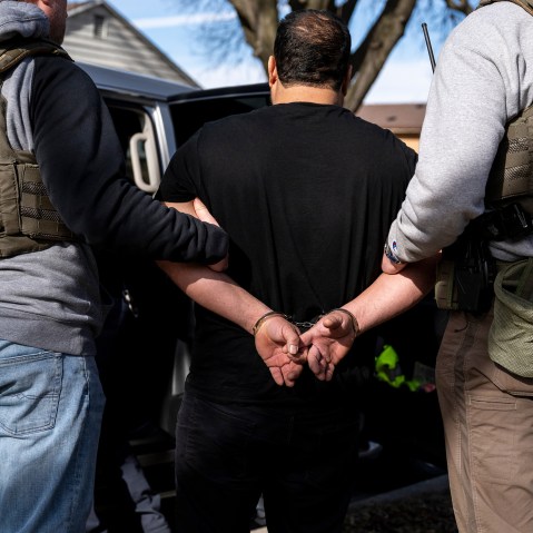 ICE Agents Carry Out Raid On Undocumented Immigrants In Chicago