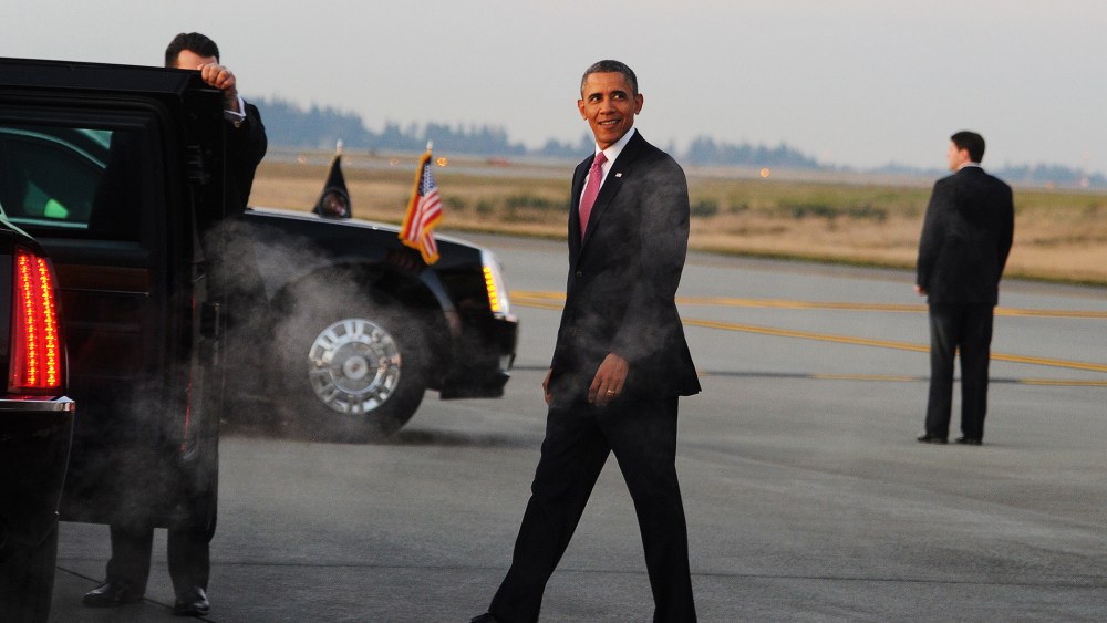 US President Barack Obama arrives at Seattle-Tacoma International Airport, Nov. 24, 2013.