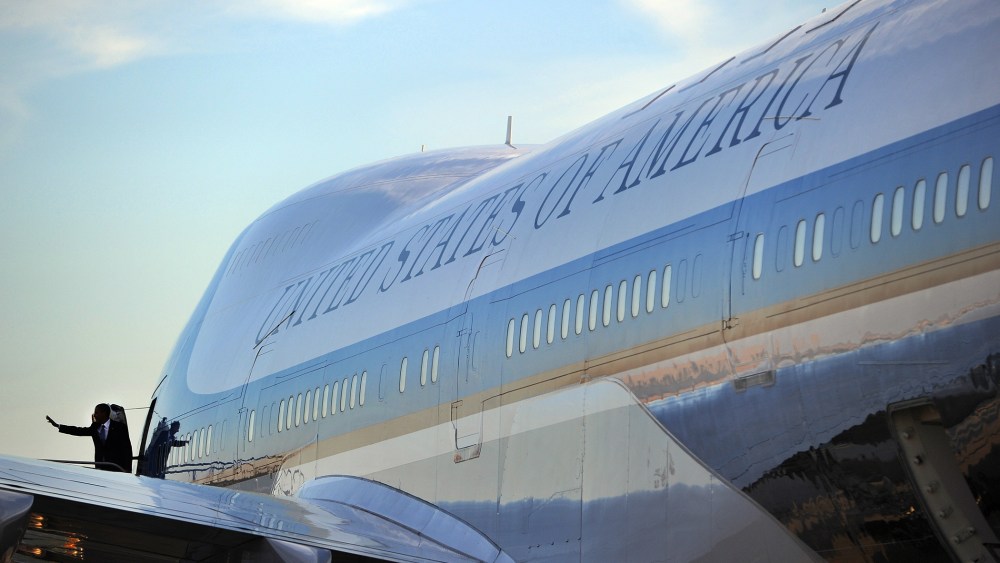 US President Barack Obama boards Air Force One at San Francisco International Airport in San Francisco, Calif. on Nov. 25, 2013.
