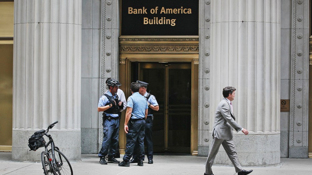 Chicago Police stand guard outside the Bank of America Building in the Loop financial district on July 31, 2014.