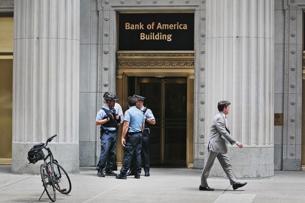 Chicago Police stand guard outside the Bank of America Building in the Loop financial district on July 31, 2014.